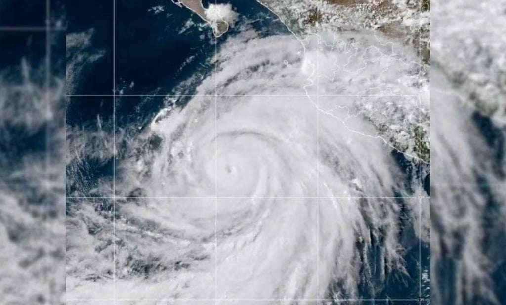 Huracán Hilary se convierte en categoría 3 frente a costas de México