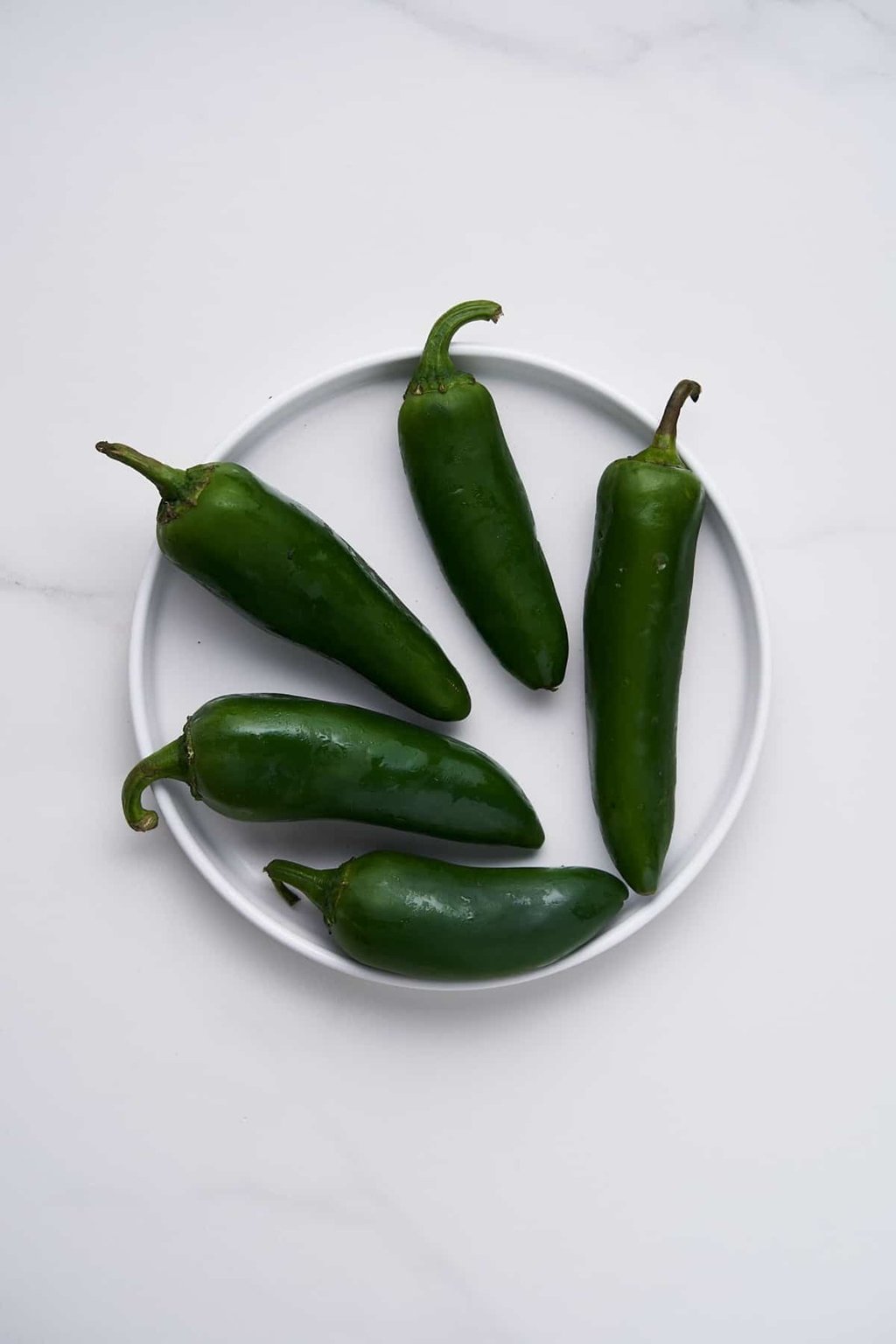 El chile jalapeño ofrece muchos beneficios a tu cuerpo cuando los agregas a tu dieta de manera regular.