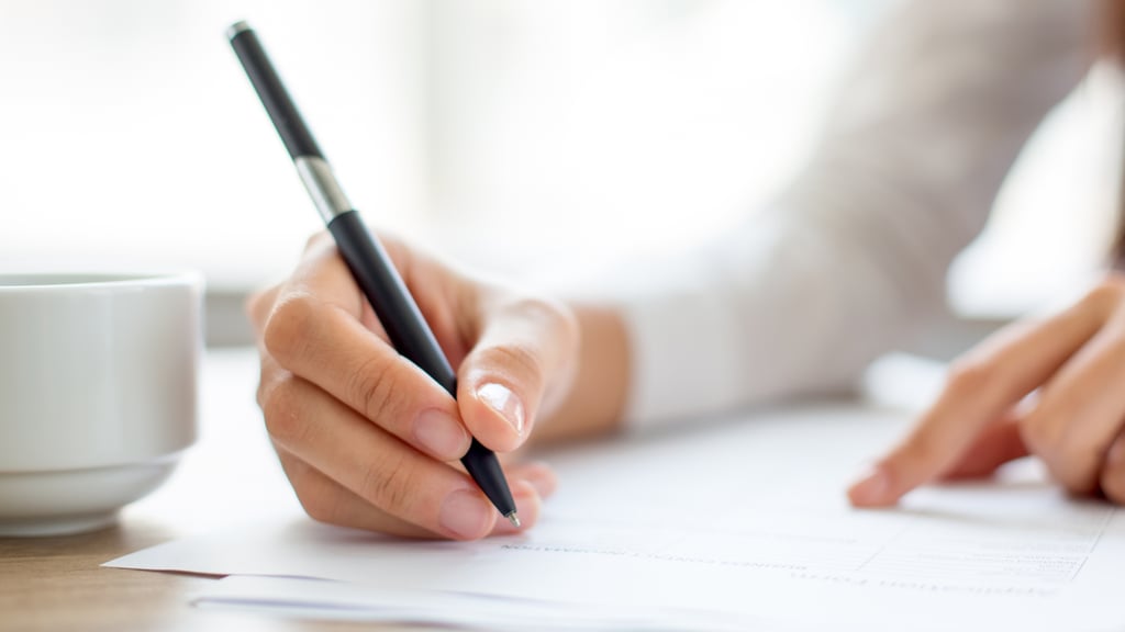 La grafología es el 'estudio de las particularidades de la letra de una persona, con el fin de identificarla o tratar de averiguar sus características psicológicas'.