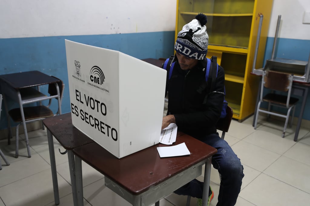 Los ecuatorianos también votan dos plebiscitos ambientales para prohibir el petróleo y la minería. (JOSÉ JÁCOME / EFE)