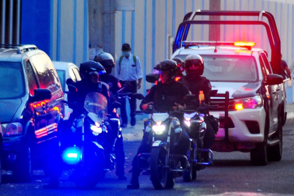 Autoridades trabajan para aclarar el robo de moto de Banco Azteca.