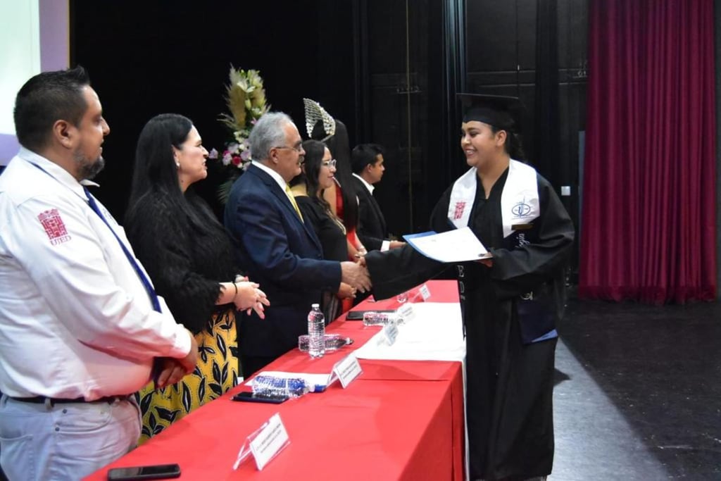 Se trata de la XLV de la licenciatura en Psicología en modalidad presencial, la X en modalidad a distancia y la XLI de Terapia de la Comunicación Humana. 