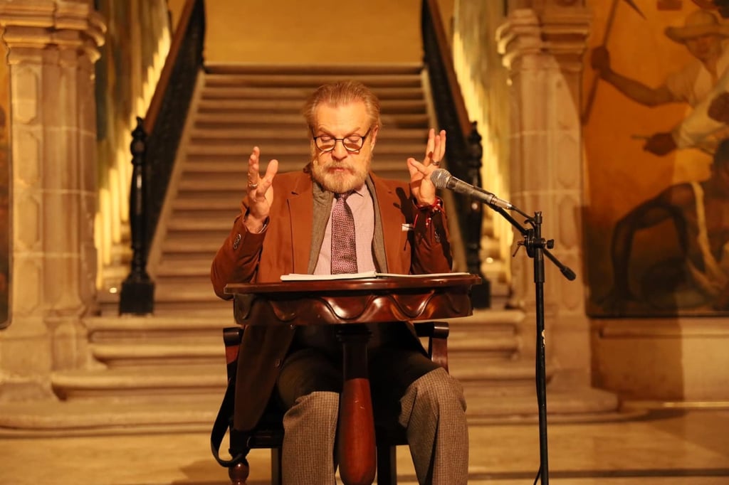 Tommasi durante la lectura de poemas de Abigael Bohórquez. Aunque es una gran figura de la televisión y el teatro, tiene más de 30 años dedicado a promover la lectura.