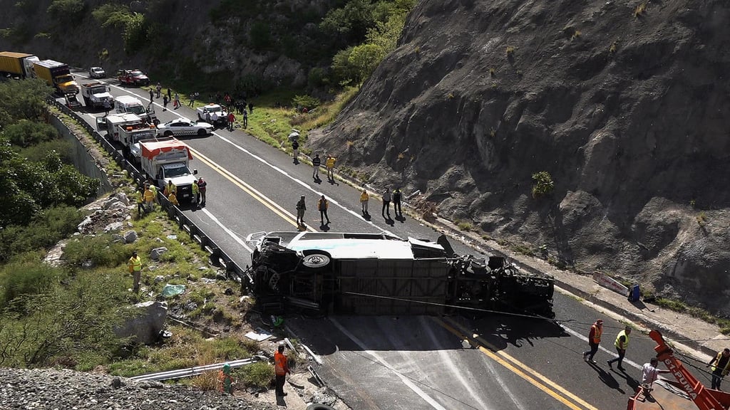 Dato.  El percance ocurrió en la carretera Miahuatlán-Coixtlahuaca, entre un camión tipo torton contra un autobús de pasajeros.