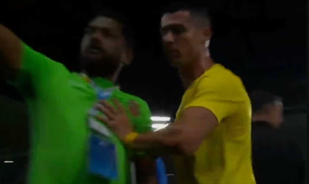 VIDEO: Cristiano Ronaldo se vuelve loco y agrede a un aficionado que quería una fotografía