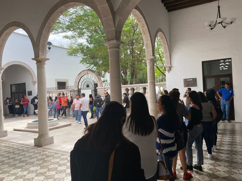 Maestros. La fotografía muestra la fila de nuevos maestros que llegan a la Usicamm para recibir su plaza ya sea temporal o definitiva para que en el regreso a clases esté frente a grupo.
