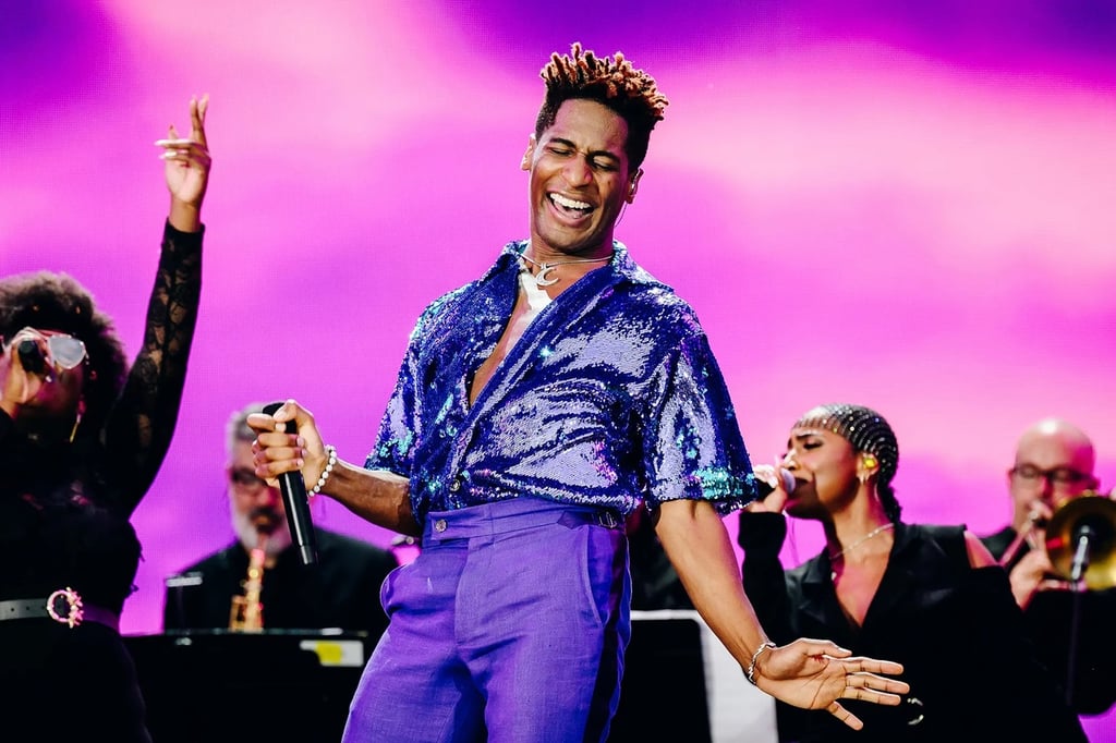 Jon ahonda en la pregunta profunda '¿no es toda música, en esencia, música del mundo?'. 'World Music Radio' es un material ambicioso, compuesto por 21 canciones com admirables colaboraciones.