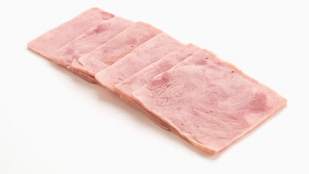 Lo ideal es que revises la fecha de caducidad y el aroma del jamón antes de utilizarlo en tus sándwich.