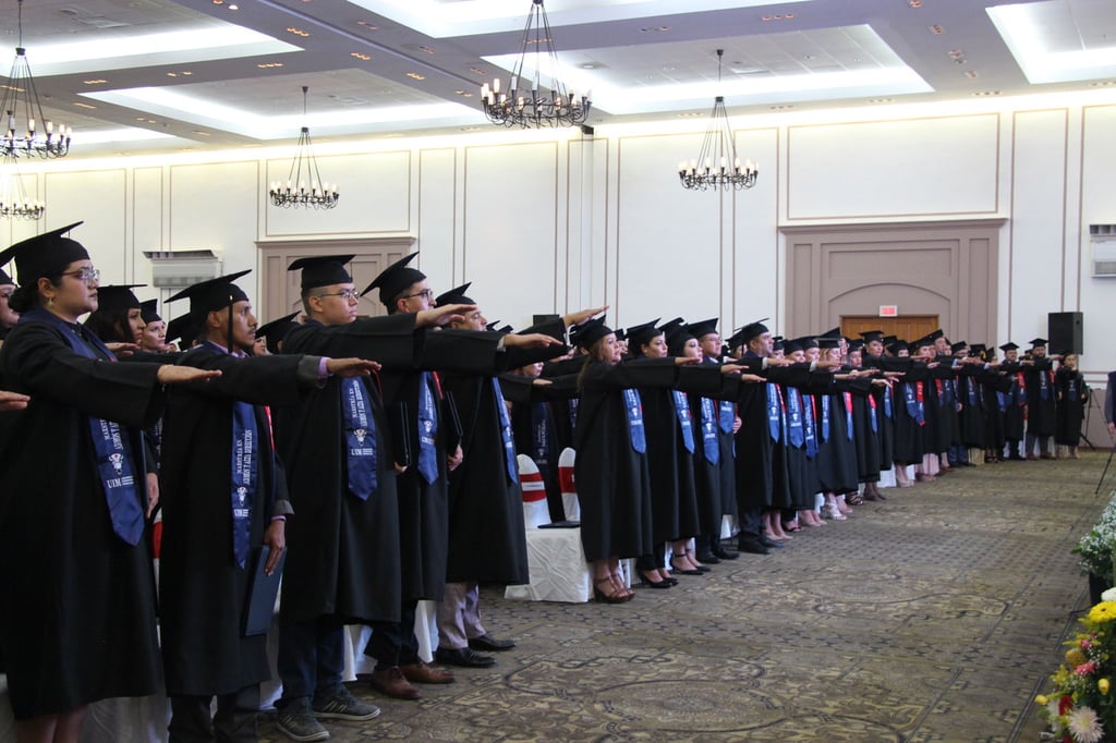 Graduados durante la toma de protesta como nuevos profesionistas.