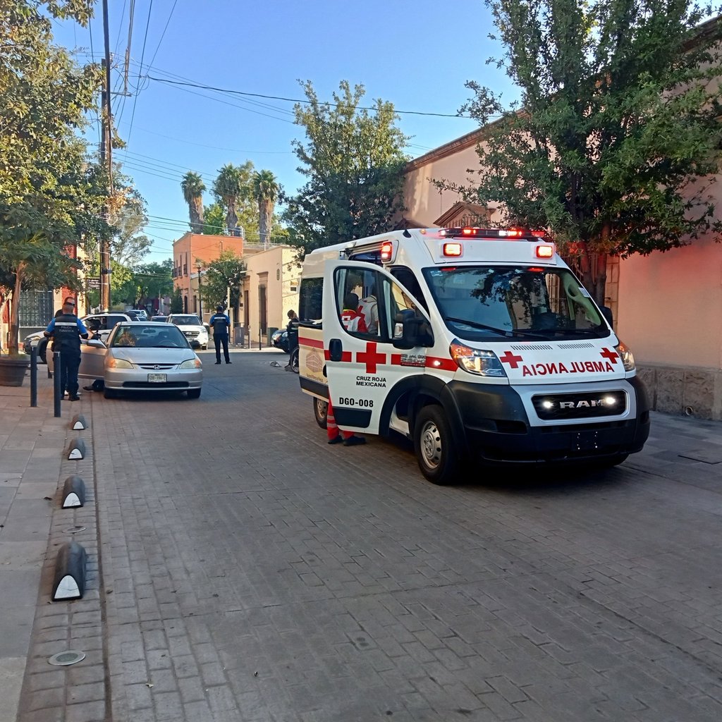 Precaución.  Una familia que viajaba en una moto se accidentó en el crucero de las calles Hidalgo y Pino Suárez.