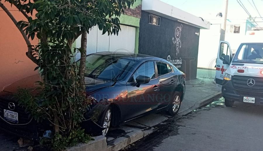 Choque en la colonia Santa María deja cuatro personas lesionadas