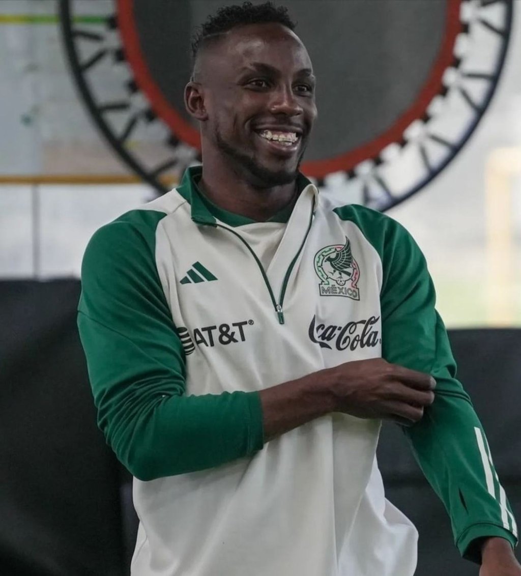 Azteca. Julián Quiñones ya posó con la camiseta tricolor y entrenó a la par de los convocados por Jimmy Lozano.