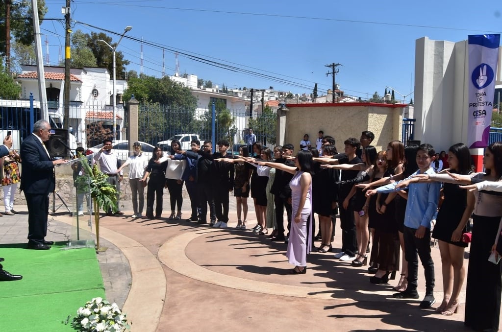 Rector de la UJED toma protesta a Sociedad de Alumnos de la Prepa Diurna
