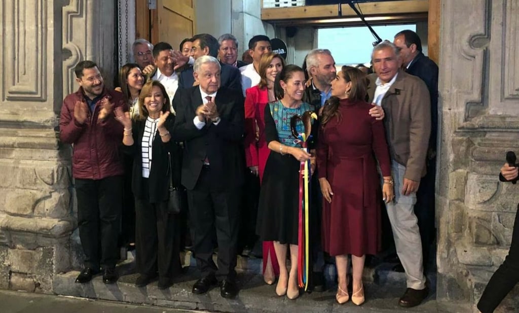 AMLO entrega bastón de mando a Claudia Sheinbaum frente a simpatizantes