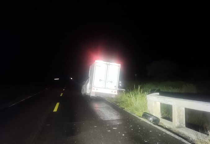 Conductor se queda dormido y choca contra un puente en carretera ...