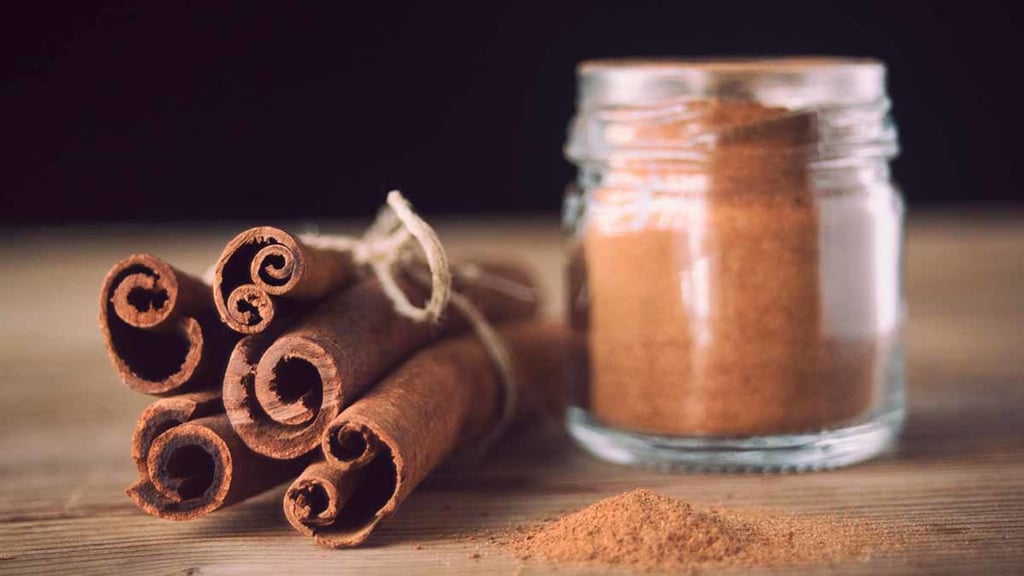 Los antioxidantes en la canela, como los polifenoles, contribuyen a prevenir el envejecimiento prematuro.
