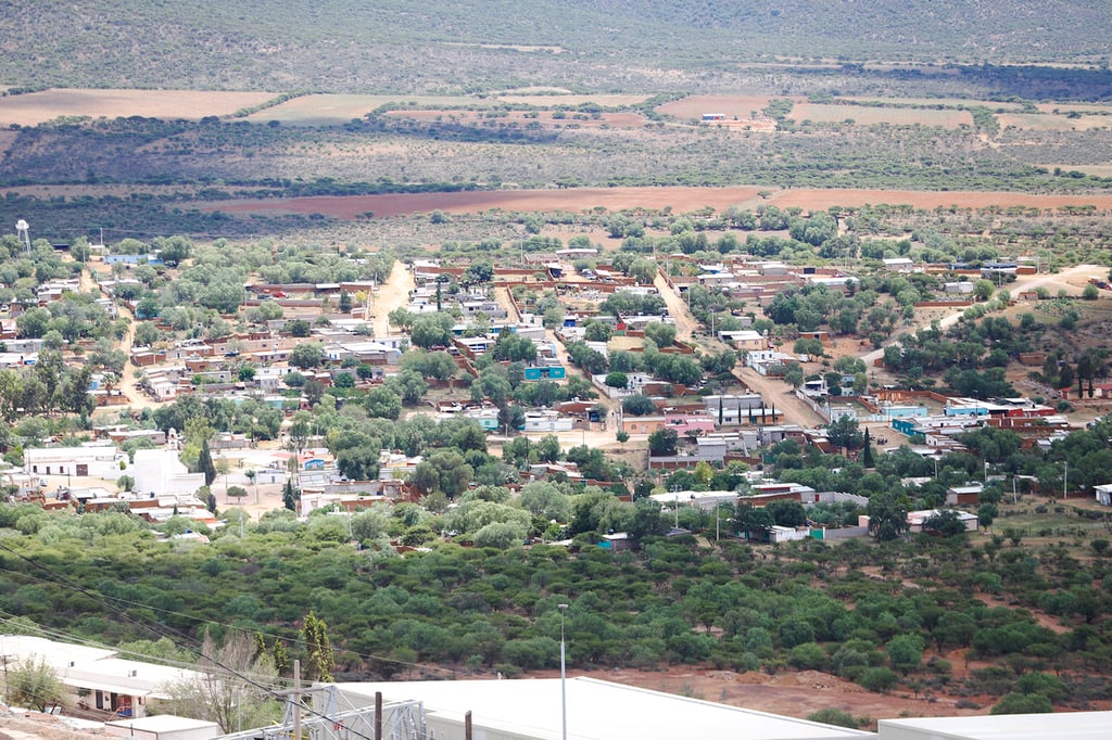 Poblado. Este pueblo de Pánuco de Coronado vive de tres economías; la principal es la ganadería. Aseguran que cada familia tiene al menos un par de vacas, otra más de la agricultura y otros de lo que deja la mina.