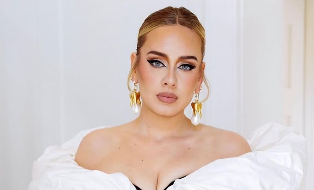 Adele presume su colección de peluches del Dr. Simi y una muñeca Lele