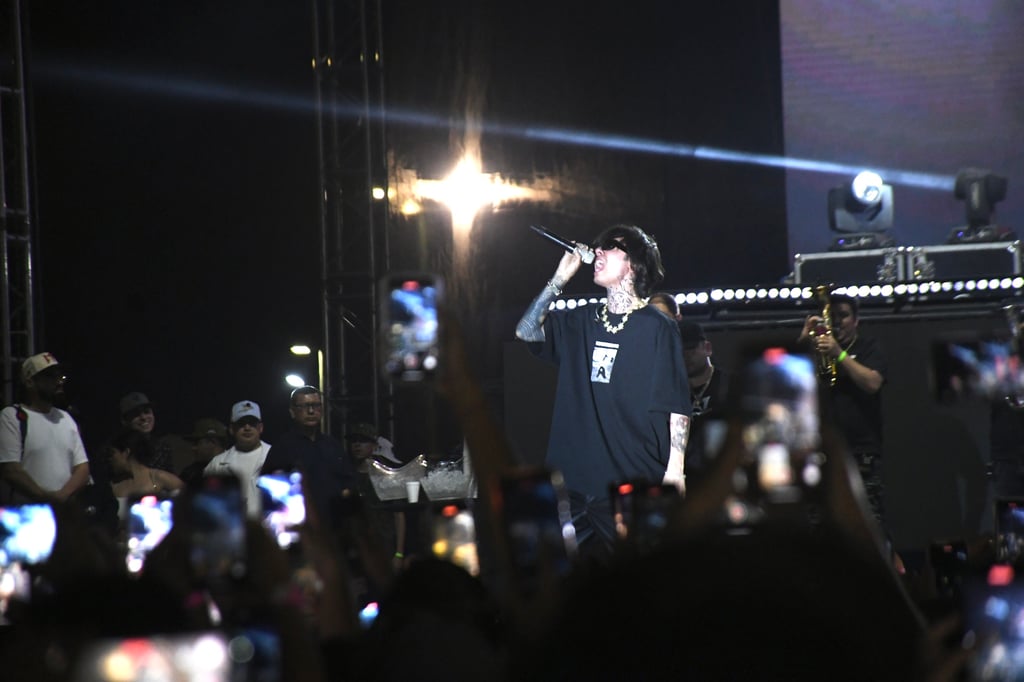 Con tanque de oxígeno, sale Natanael Cano en Festival Arre