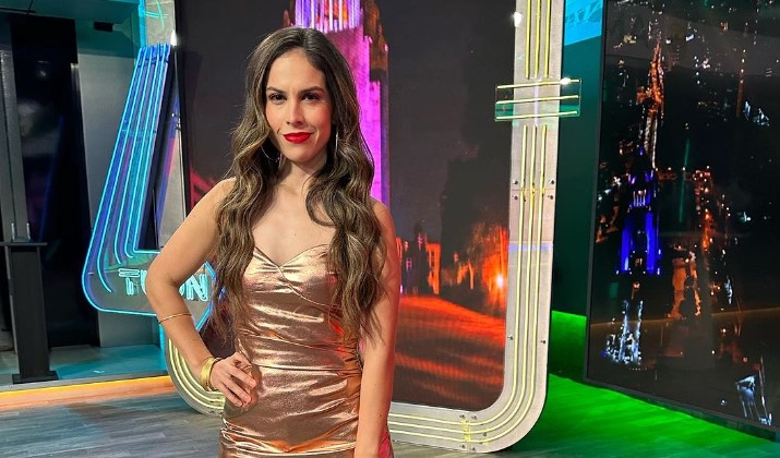 VIDEO: Ana Caty Hernández cae en albur de aficionado en plena transmisión