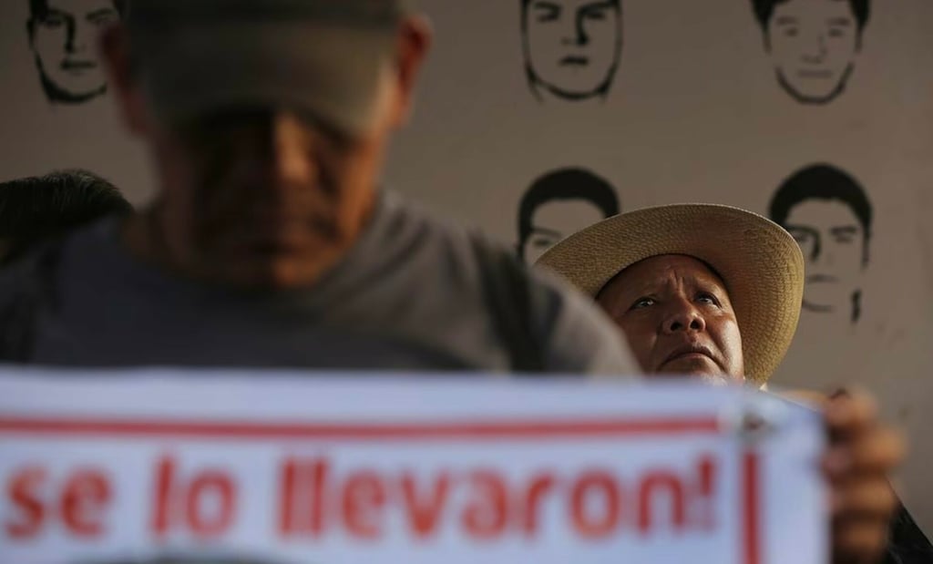 Padres de los 43 normalistas piden a AMLO información sobre llamada que ...