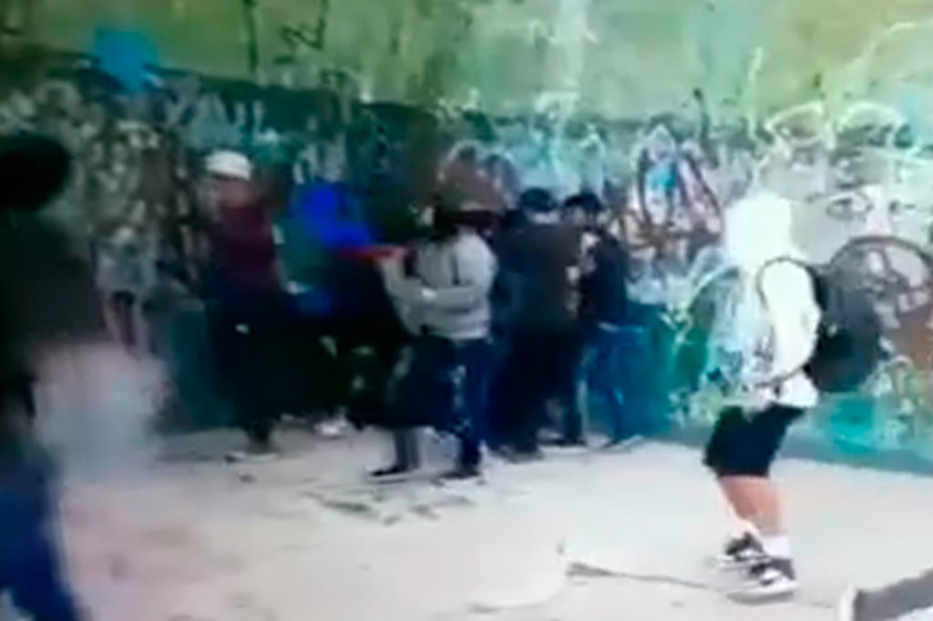 VIDEO: Difunden video de la golpiza a jovencito de 15 años en canchas del CCH