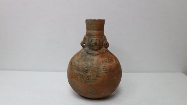 Se trata de 73 piezas arqueológicas pertenecientes a los estilos prehispánicos Moche, Nasca, Wari, Chimú, Chancay, Lambayeque, Casma, Chimú-Inca, Inca y de la Costa Central.