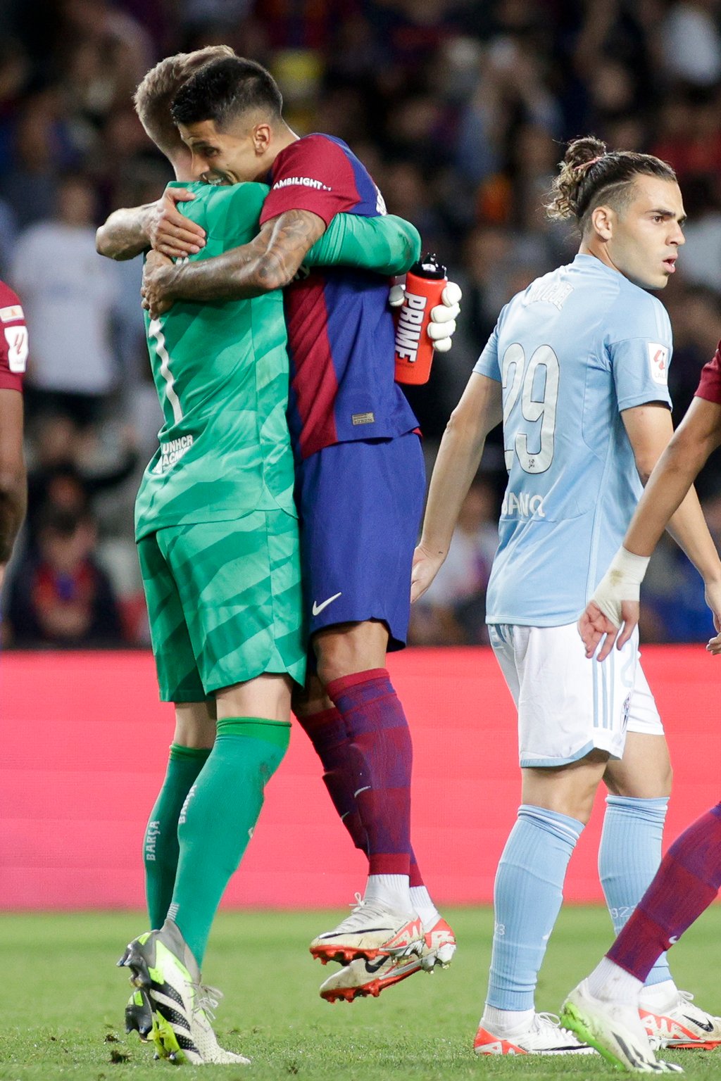 Festejo. El defensa portugués del FC Barcelona Joao Cancelo (d) celebra con el portero del FC Barcelona Marc-André Ter Stegen (i) al término del encuentro de la jornada 6 de LaLiga entre FC Barcelona y RC Celta de Vigo.