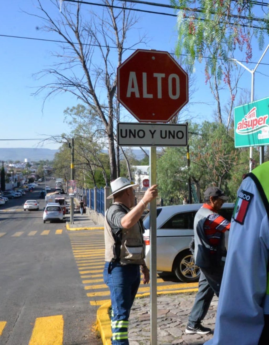 Atención. Un acto de cortesía, como otorgar el paso, puede evitar accidentes.