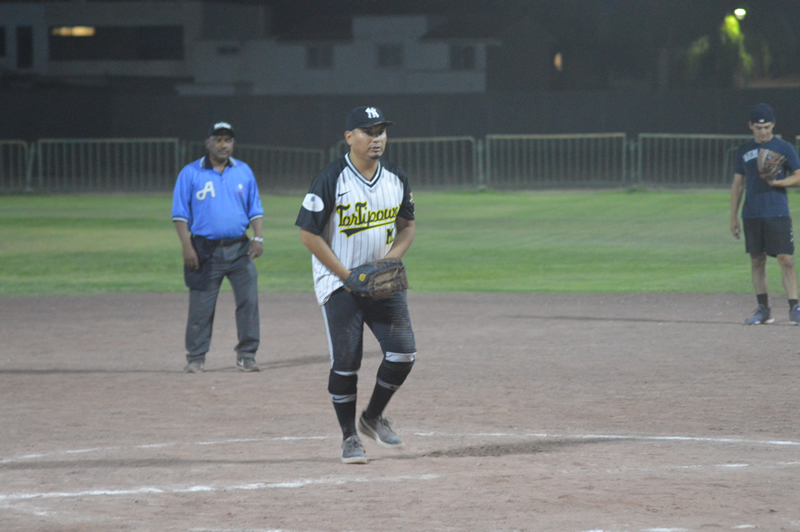 Truenan los bates en softbol de San Isdiro