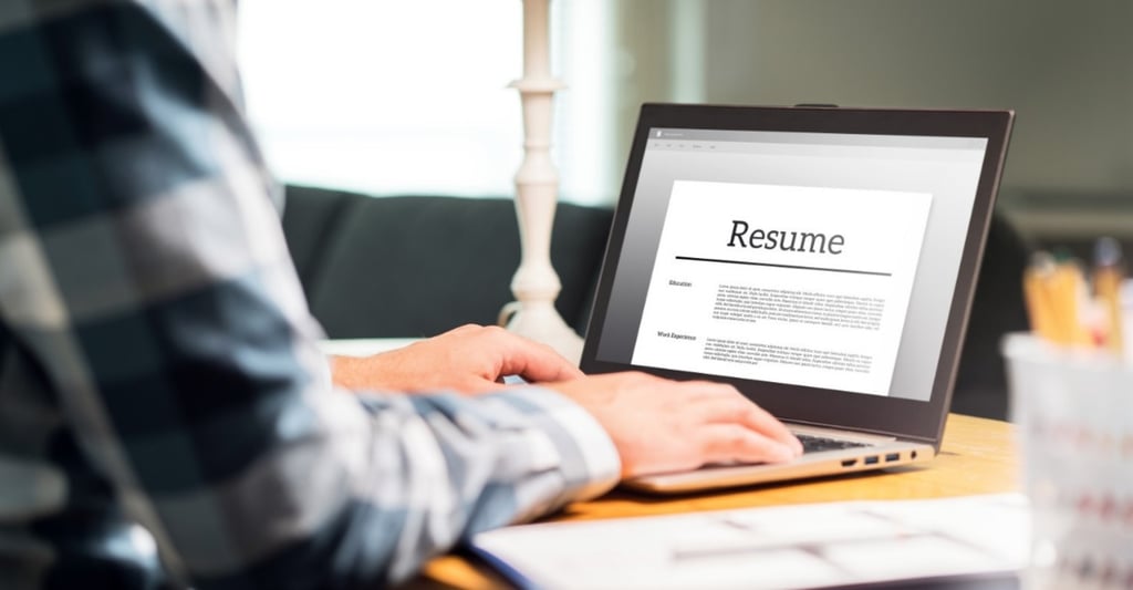 Atención. Como estudiante o recién egresado, tener un perfil digital bien orientado y con un claro objetivo te hará llegar a tu meta de conseguir trabajo.