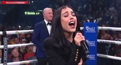 '¡Te amo México!'; Danna Paola canta el Himno Nacional en pelea de 'Canelo'