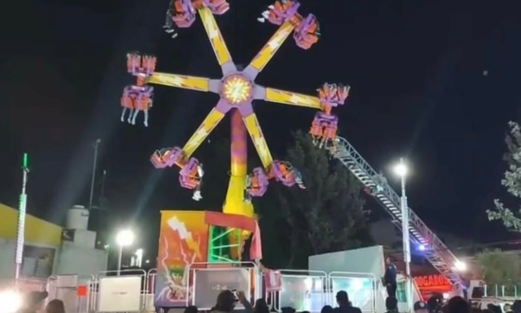 VIDEO: Quedan atrapadas 18 personas en juego mecánico durante fiesta patronal en Coacalco