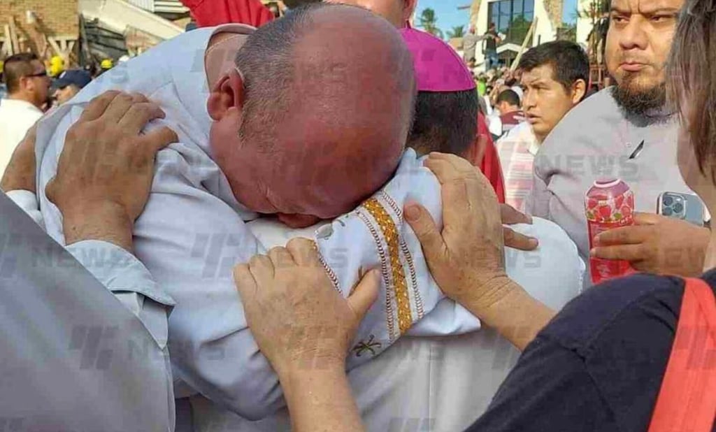 Sacerdote que oficiaba misa llora tras derrumbe de iglesia en Ciudad Madero