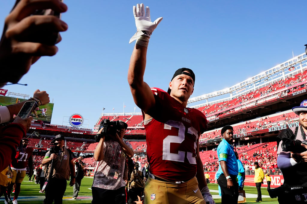 Con cuatro anotaciones de McCaffrey, 49ers superan 35-16 a