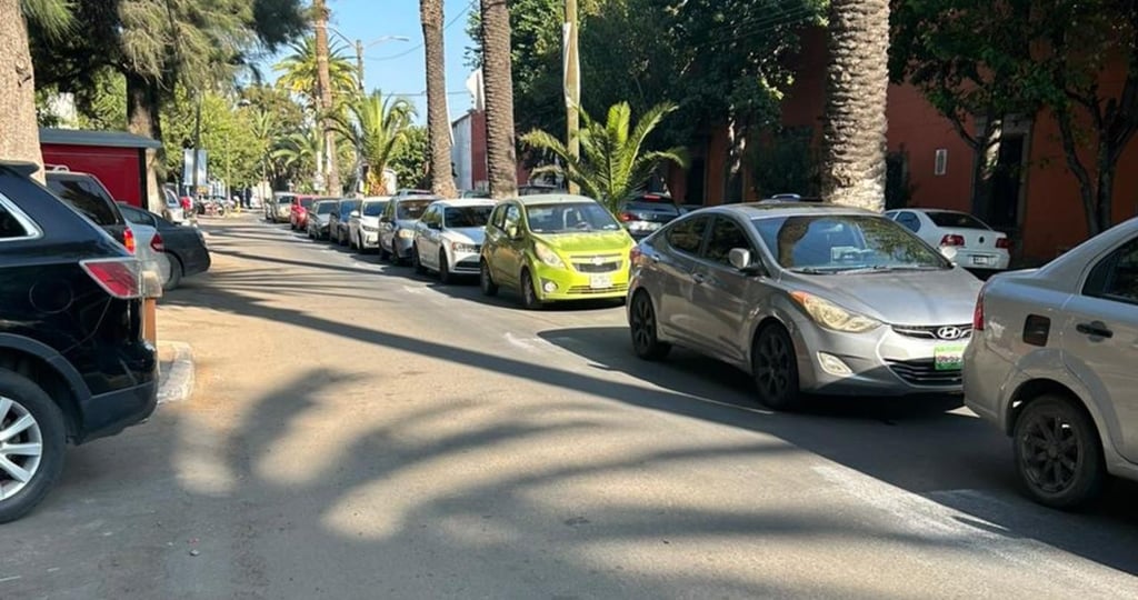 Alumnos de la Fader instalan cajones para autos; Dirección rechaza acción