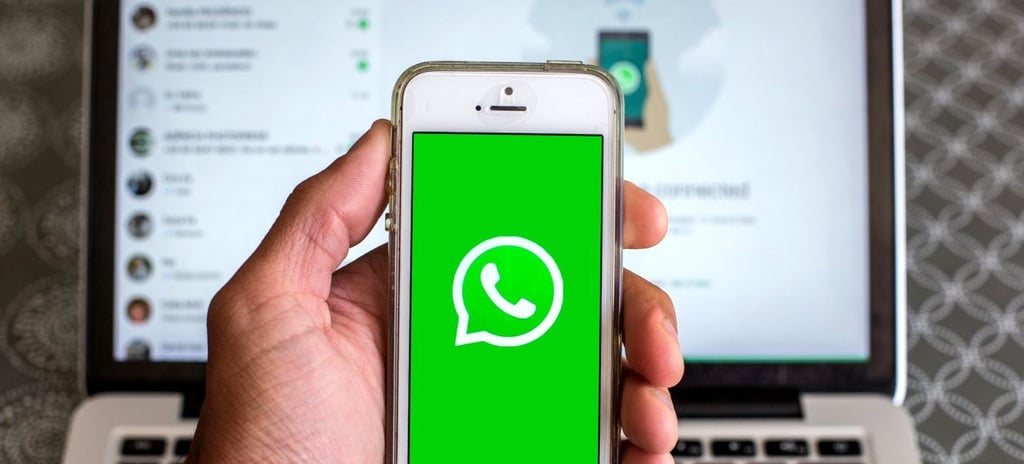 Seguridad.Al estar en una pantalla más grande, los mensajes y archivos compartidos en tus chats pueden ser vistos por otros.