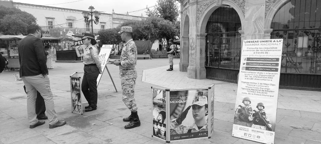 Módulo. En la plaza de Armas está el módulo para los que quieran ingresar y enrolarse en la Guardia Nacional con un sueldo de casi 20 mil pesos.