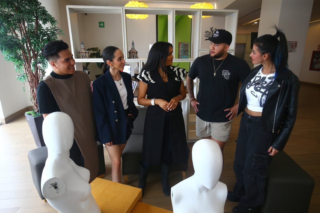 Previo al desfile del Durango Fashion Week, Albania se reunió con los diseñadores participantes, que compartieron sus historias personales. 2. 3. 4.