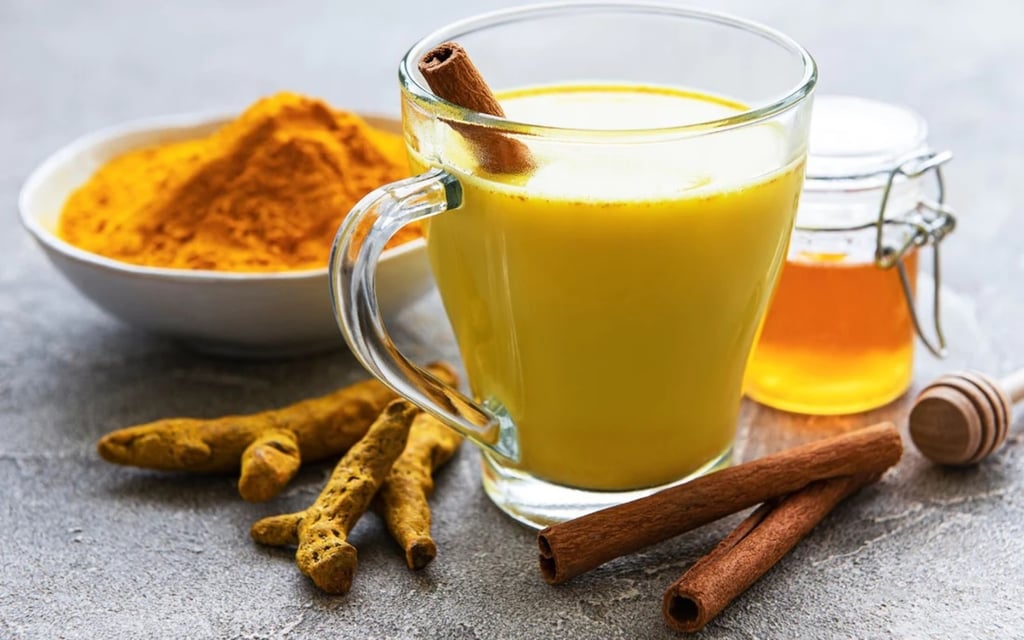 Historia. El uso de cúrcuma se remonta a casi cuatro mil años en el sudeste asiático, donde se emplea con fines religiosos, culinarios y medicinales. En 1280, Marco Polo describió esta especia como el 'azafrán de la India' por su color amarillo brillante.