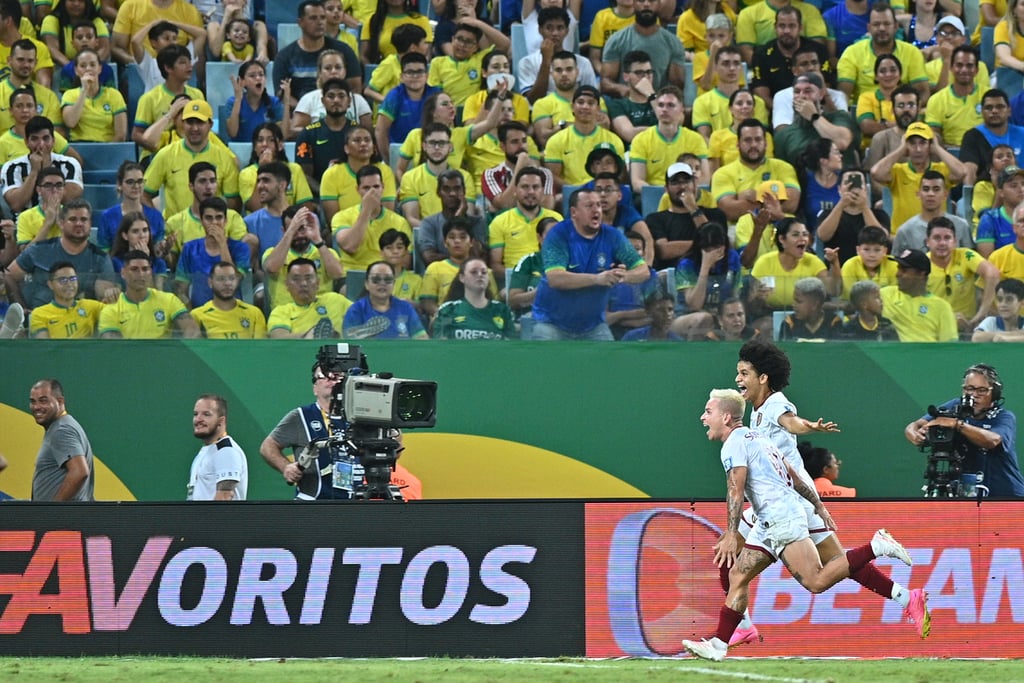 Festejo. Eduard Bello (d) de Venezuela celebra su gol con Yeferson Soteldo en el emapte ante Brazil.