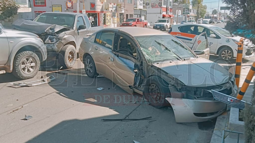 Conductor se queda sin frenos en su vehículo y provoca un fuerte choque