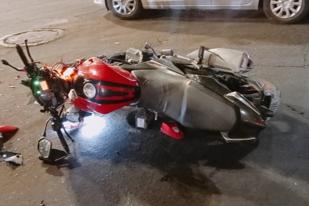 Joven motociclista se debate entra la vida y la muerte