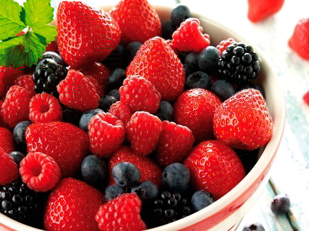 A grandes rasgos, los frutos rojos se componen de fresas, frambuesas, zarzamoras, moras, arándanos y ciruelas.