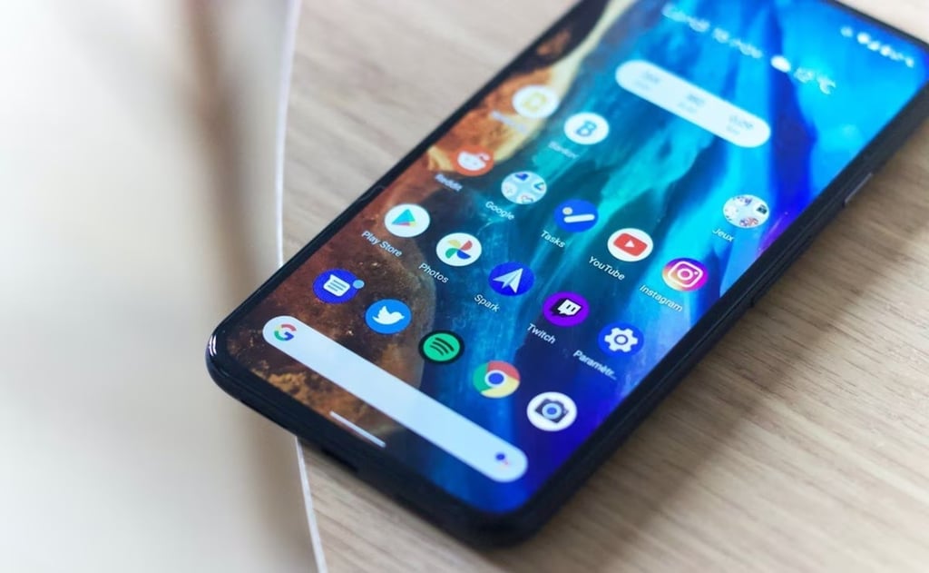 ¿Has pensando en dejar tu celular en el refrigerador cuando se sobrecalienta? Pues déjanos decirte que no es la mejor solución.