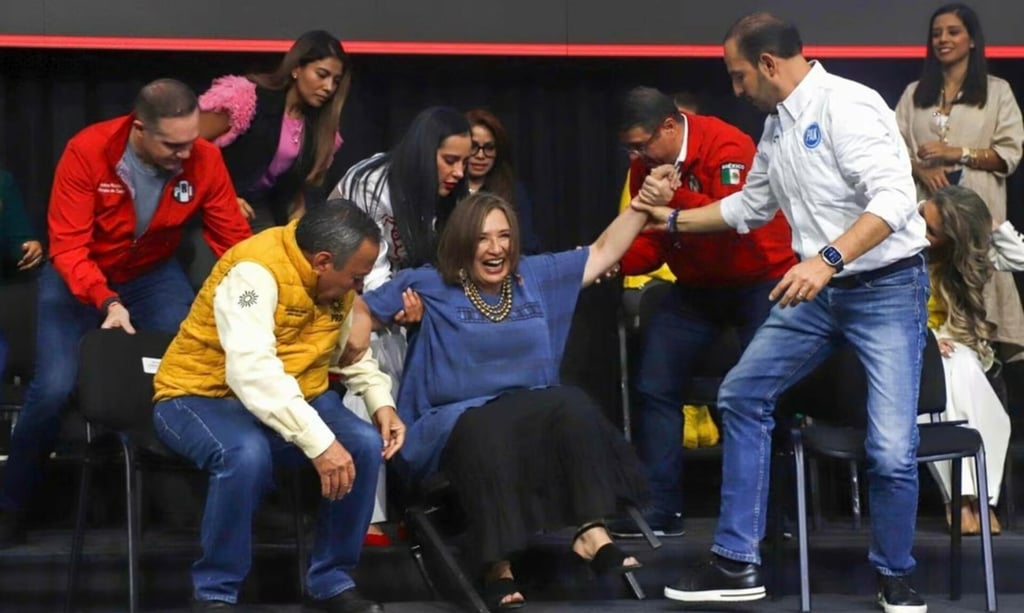 Xóchitl sufre resbalón en evento; 'esa silla quedó chica, vamos por la grande', dice