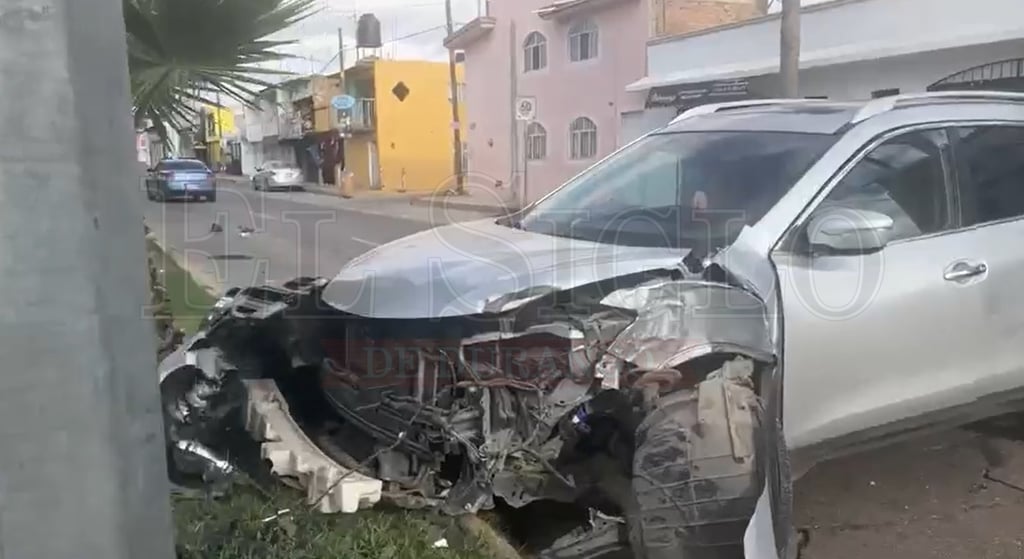 Fuerte choque en bulevar Durango deja dos lesionados y cuantiosos daños materiales