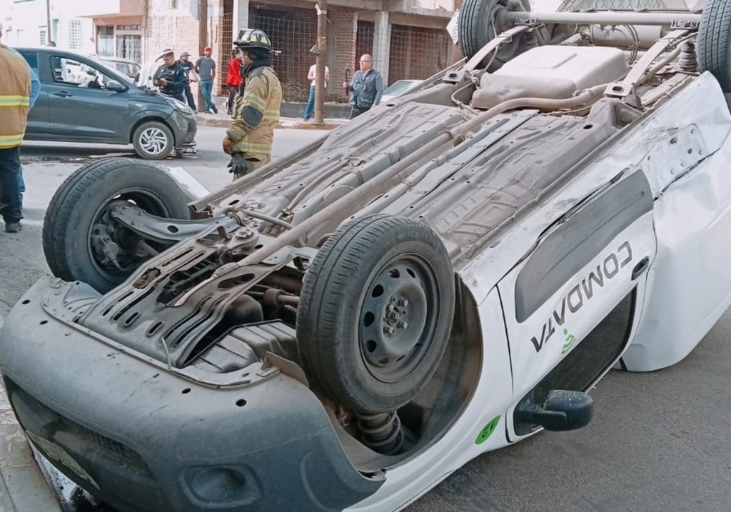 Una camioneta utilitaria no respetó el alto y terminó con las cuatro llantas hacia arriba al ser impactada en el costado derecho.