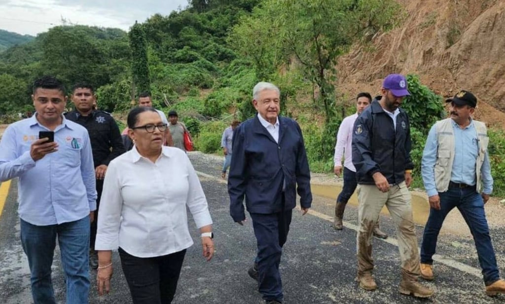 AMLO queda atascado por deslaves a causa de 'Otis' y cruza a pie tramo de carretera México-Acapulco