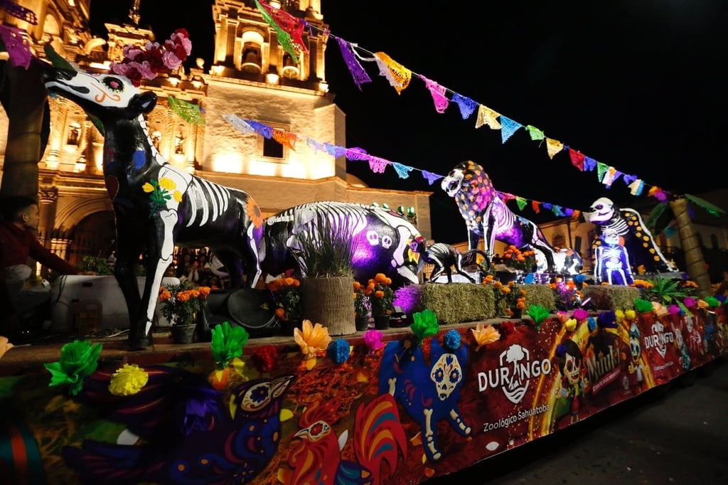 Arranque. Disfrutan miles de familias del desfile del Festival del Día de Muertos Muuki, en el Norte más Mexicano.